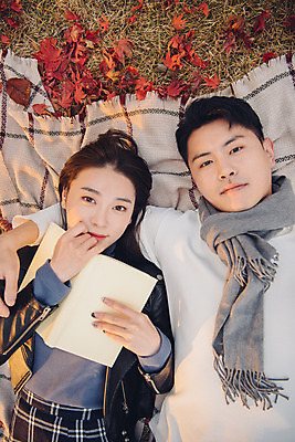 포토 JPG 주간 커플 여자 남자 단풍 낙엽 데이트 휴식 상반신 20대 성인 야외 앞모습 책 눕기 독서 다정 가을 도서관 가죽자켓 성인만 국내포토 자연요소 계절 교육 뷰포인트 컨셉 잎 관계 모션 사람 청년 재킷 파일형식