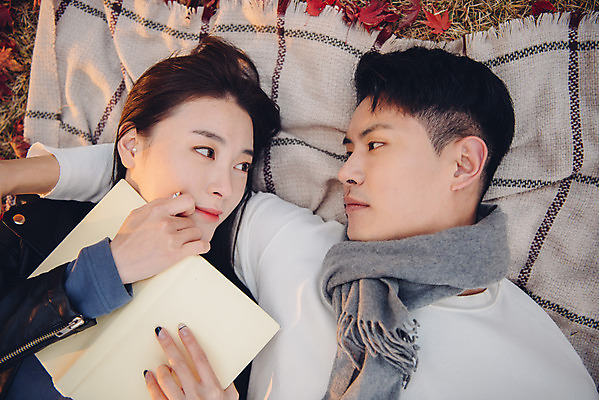 포토 JPG 주간 커플 여자 남자 단풍 낙엽 데이트 휴식 상반신 20대 성인 야외 앞모습 책 눕기 독서 마주보기 다정 가을 도서관 가죽자켓 성인만 국내포토 자연요소 계절 교육 뷰포인트 컨셉 잎 관계 모션 사람 청년 재킷 파일형식