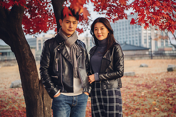 포토 JPG 주간 커플 여자 남자 단풍 낙엽 데이트 서기 상반신 20대 성인 야외 앞모습 독서 팔짱 다정 가을 도서관 가죽자켓 성인만 국내포토 자연요소 계절 교육 뷰포인트 컨셉 잎 관계 모션 사람 청년 재킷 파일형식