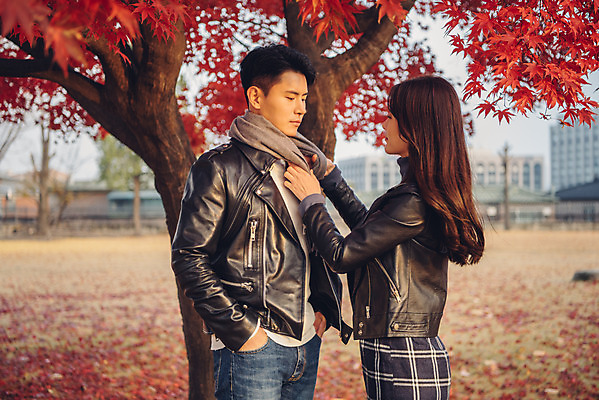 포토 JPG 주간 커플 여자 남자 단풍 낙엽 데이트 서기 상반신 20대 성인 야외 옆모습 독서 목도리 다정 가을 도서관 가죽자켓 성인만 국내포토 자연요소 잡화 계절 교육 뷰포인트 컨셉 잎 관계 모션 사람 청년 재킷 파일형식