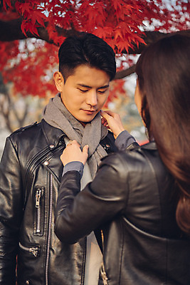포토 JPG 주간 커플 여자 남자 단풍 낙엽 데이트 서기 상반신 20대 성인 야외 앞모습 뒷모습 독서 목도리 다정 가을 도서관 가죽자켓 성인만 국내포토 자연요소 잡화 계절 교육 뷰포인트 컨셉 잎 관계 모션 사람 청년 재킷 파일형식