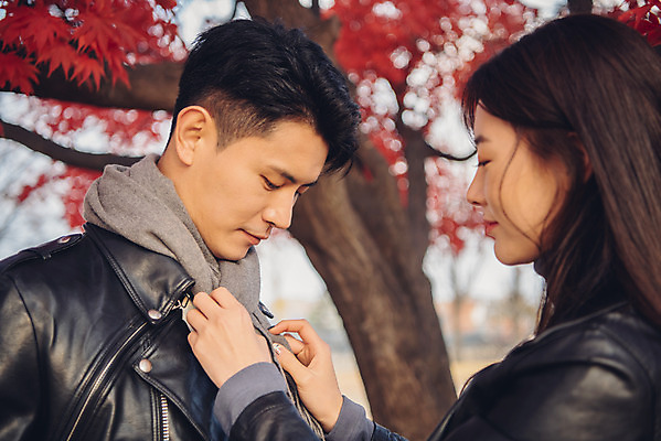 포토 JPG 주간 커플 여자 남자 단풍 낙엽 데이트 서기 상반신 20대 성인 야외 옆모습 독서 목도리 다정 가을 도서관 가죽자켓 성인만 국내포토 자연요소 잡화 계절 교육 뷰포인트 컨셉 잎 관계 모션 사람 청년 재킷 파일형식