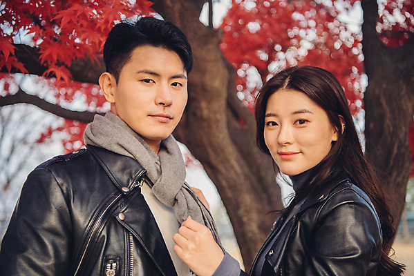 포토 JPG 주간 커플 여자 남자 단풍 낙엽 데이트 서기 상반신 20대 성인 야외 앞모습 옆모습 독서 목도리 다정 가을 도서관 가죽자켓 성인만 국내포토 자연요소 잡화 계절 교육 뷰포인트 컨셉 잎 관계 모션 사람 청년 재킷 파일형식