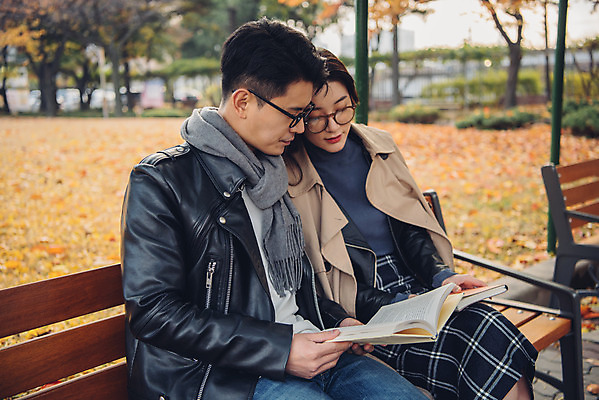 포토 JPG 주간 커플 여자 남자 안경 단풍 낙엽 벤치 데이트 앉기 상반신 20대 성인 야외 옆모습 책 독서 다정 가을 도서관 가죽자켓 성인만 국내포토 자연요소 잡화 계절 교육 뷰포인트 컨셉 잎 의자 관계 모션 사람 청년 재킷 파일형식