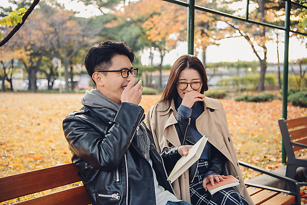 포토 JPG 주간 커플 여자 남자 안경 단풍 낙엽 벤치 데이트 앉기 상반신 20대 성인 야외 앞모습 옆모습 책 독서 다정 가을 도서관 가죽자켓 성인만 국내포토 자연요소 잡화 계절 교육 뷰포인트 컨셉 잎 의자 관계 모션 사람 청년 재킷 파일형식