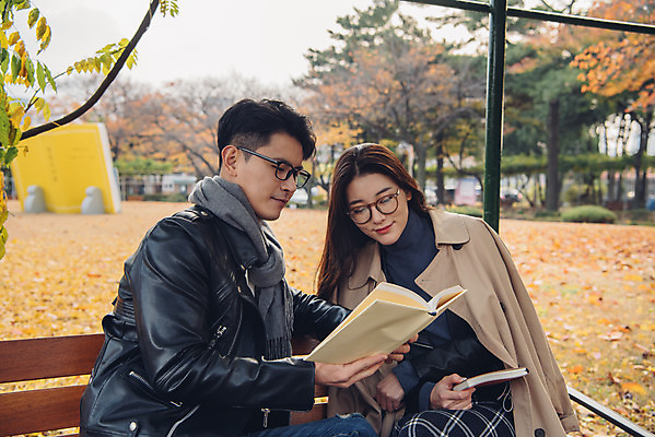 포토 JPG 주간 커플 여자 남자 안경 단풍 낙엽 벤치 데이트 앉기 상반신 20대 성인 야외 앞모습 옆모습 책 독서 다정 가을 도서관 가죽자켓 성인만 국내포토 자연요소 잡화 계절 교육 뷰포인트 컨셉 잎 의자 관계 모션 사람 청년 재킷 파일형식