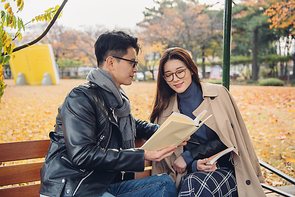 포토 JPG 주간 커플 여자 남자 안경 단풍 낙엽 벤치 데이트 앉기 상반신 20대 성인 야외 앞모습 옆모습 책 독서 다정 가을 도서관 가죽자켓 성인만 국내포토 자연요소 잡화 계절 교육 뷰포인트 컨셉 잎 의자 관계 모션 사람 청년 재킷 파일형식
