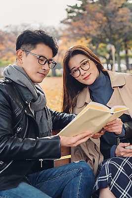 포토 JPG 주간 커플 여자 남자 안경 단풍 낙엽 벤치 데이트 앉기 상반신 20대 성인 야외 앞모습 옆모습 책 독서 다정 가을 도서관 가죽자켓 성인만 국내포토 자연요소 잡화 계절 교육 뷰포인트 컨셉 잎 의자 관계 모션 사람 청년 재킷 파일형식