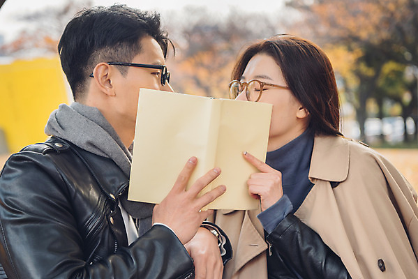 포토 JPG 주간 커플 여자 남자 안경 단풍 낙엽 벤치 데이트 앉기 상반신 20대 성인 야외 앞모습 책 독서 다정 가을 도서관 가죽자켓 성인만 국내포토 자연요소 잡화 계절 교육 뷰포인트 컨셉 잎 의자 관계 모션 사람 청년 재킷 파일형식