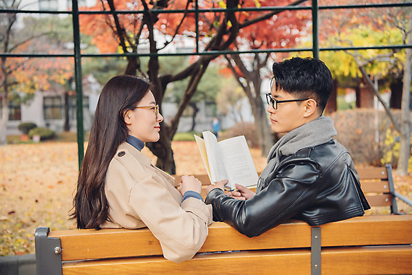 포토 JPG 주간 커플 여자 남자 안경 단풍 낙엽 벤치 데이트 앉기 상반신 20대 성인 야외 옆모습 책 독서 다정 가을 도서관 가죽자켓 성인만 국내포토 자연요소 잡화 계절 교육 뷰포인트 컨셉 잎 의자 관계 모션 사람 청년 재킷 파일형식