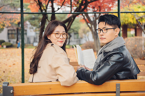 포토 JPG 주간 커플 여자 남자 안경 단풍 낙엽 벤치 데이트 앉기 상반신 20대 성인 야외 옆모습 책 독서 다정 가을 도서관 가죽자켓 성인만 국내포토 자연요소 잡화 계절 교육 뷰포인트 컨셉 잎 의자 관계 모션 사람 청년 재킷 파일형식