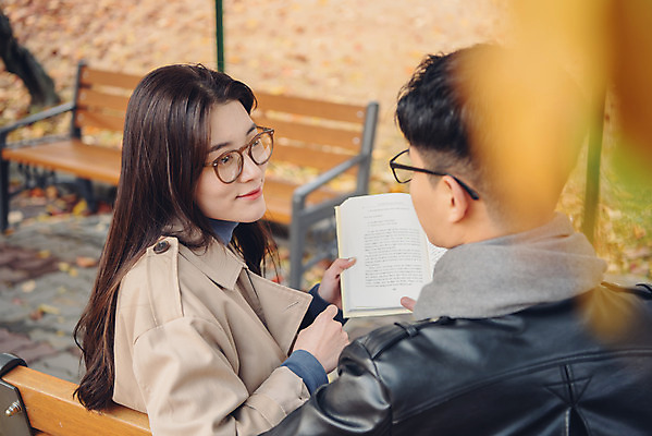 포토 JPG 주간 커플 여자 남자 안경 단풍 낙엽 벤치 데이트 앉기 상반신 20대 성인 야외 옆모습 책 독서 마주보기 다정 가을 도서관 가죽자켓 성인만 국내포토 자연요소 잡화 계절 교육 뷰포인트 컨셉 잎 의자 관계 모션 사람 청년 재킷 파일형식