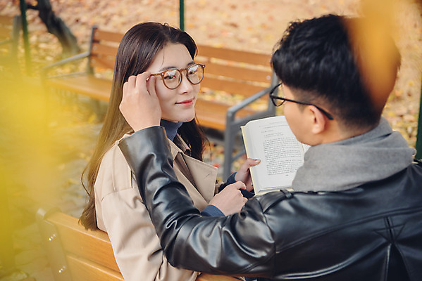 포토 JPG 주간 커플 여자 남자 안경 단풍 낙엽 벤치 데이트 앉기 상반신 20대 성인 야외 옆모습 책 독서 마주보기 다정 가을 도서관 가죽자켓 성인만 국내포토 자연요소 잡화 계절 교육 뷰포인트 컨셉 잎 의자 관계 모션 사람 청년 재킷 파일형식