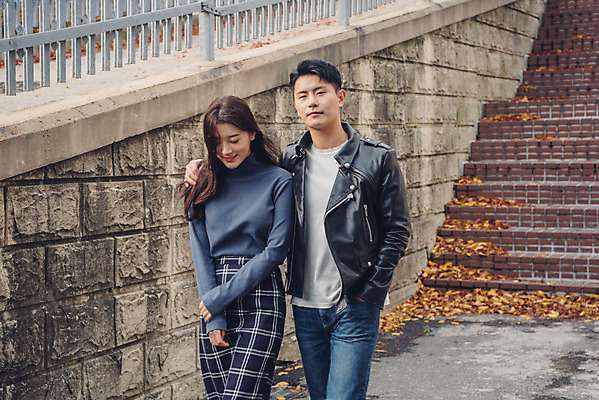 포토 JPG 주간 커플 여자 남자 안경 단풍 낙엽 데이트 상반신 20대 성인 야외 앞모습 독서 걷기 계단 다정 가을 도서관 가죽자켓 성인만 어깨에손 국내포토 자연요소 잡화 계절 교육 뷰포인트 컨셉 잎 관계 모션 사람 청년 재킷 파일형식