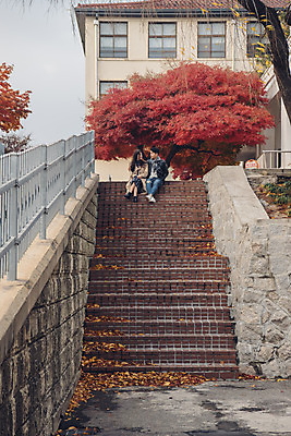 포토 JPG 주간 전신 커플 여자 남자 단풍 낙엽 데이트 앉기 20대 성인 야외 앞모습 독서 계단 손잡기 다정 가을 도서관 가죽자켓 성인만 국내포토 자연요소 계절 교육 뷰포인트 컨셉 잎 관계 모션 사람 청년 재킷 파일형식