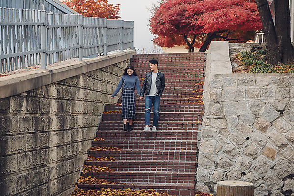 포토 JPG 주간 전신 커플 여자 남자 단풍 낙엽 데이트 20대 성인 야외 앞모습 독서 걷기 계단 손잡기 다정 가을 도서관 가죽자켓 성인만 국내포토 자연요소 계절 교육 뷰포인트 컨셉 잎 관계 모션 사람 청년 재킷 파일형식