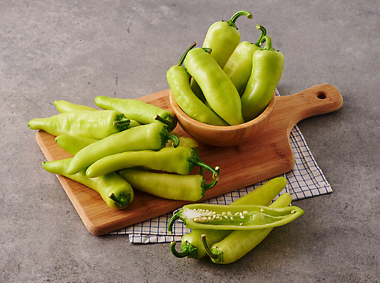 포토 JPG 스튜디오촬영 그릇 접시 채소 식재료 고추 회색배경 도마 실내 사람없음 초록색 신선 유기농 나무그릇 나무도마 당조고추 국내포토 식기 웰빙 컬러 백그라운드 주방용품 내부 목재 회색 파일형식