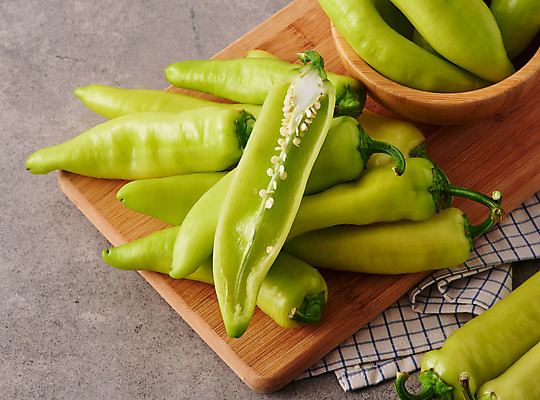 포토 JPG 스튜디오촬영 그릇 접시 채소 식재료 고추 회색배경 도마 실내 사람없음 초록색 신선 유기농 나무그릇 나무도마 당조고추 국내포토 식기 웰빙 컬러 백그라운드 주방용품 내부 목재 회색 파일형식