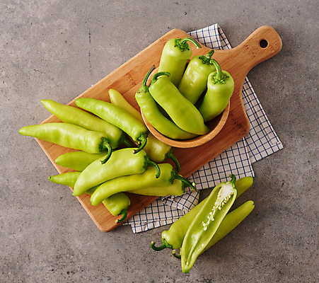 포토 JPG 스튜디오촬영 그릇 접시 채소 식재료 고추 회색배경 도마 실내 사람없음 초록색 하이앵글 신선 유기농 나무그릇 나무도마 당조고추 국내포토 식기 웰빙 뷰포인트 컬러 백그라운드 주방용품 내부 목재 회색 파일형식