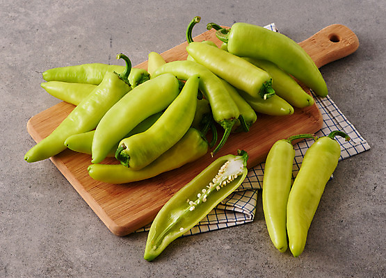포토 JPG 스튜디오촬영 채소 식재료 고추 회색배경 도마 실내 사람없음 초록색 신선 유기농 나무도마 당조고추 국내포토 웰빙 컬러 백그라운드 주방용품 내부 목재 회색 파일형식