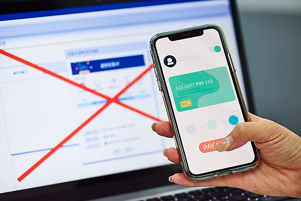 포토 JPG 스튜디오촬영 손 여자 인터넷 모바일 실내 한명 들기 근접촬영 20대 신체부위 금융 전자제품 스마트폰 컴퓨터 터치 한국인 정보 암호 보호 개인정보 제도 폐지 국내포토 1 뷰포인트 컨셉 모션 사람 동양인 청년 내부 경제 핸드폰 스마트기기 파일형식