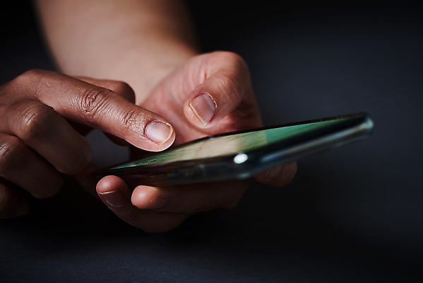 포토 JPG 스튜디오촬영 손 여자 40대 인터넷 모바일 실내 한명 근접촬영 신체부위 금융 전자제품 스마트폰 터치 한국인 정보 암호 보호 결제 개인정보 제도 폐지 국내포토 1 뷰포인트 중년 컨셉 사람 동양인 내부 경제 핸드폰 스마트기기 파일형식