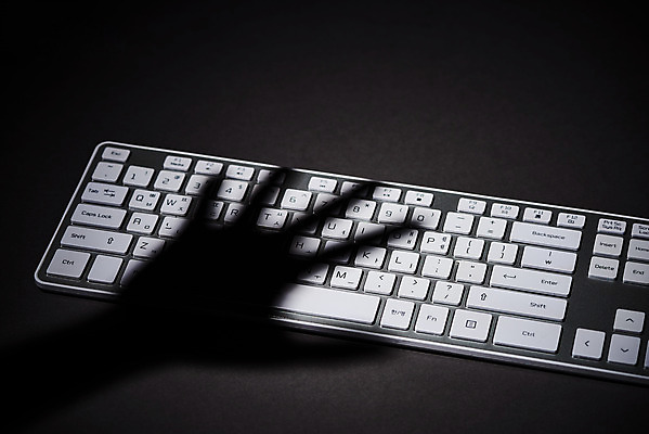 포토 JPG 스튜디오촬영 인터넷 비즈니스 실내 그림자 사람없음 금융 전자제품 정보 키보드 암호 해킹 해커 불법 사이버범죄 정보보호 국내포토 내부 경제 범죄 보호 파일형식