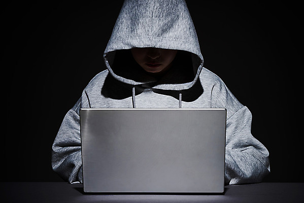 포토 JPG 스튜디오촬영 여자 인터넷 비즈니스 실내 한명 상반신 20대 앞모습 금융 노트북 전자제품 컴퓨터 한국인 정보 암호 사이버 온라인 해킹 해커 불법 사이버범죄 정보보호 국내포토 1 뷰포인트 사람 동양인 청년 내부 경제 범죄 보호 파일형식