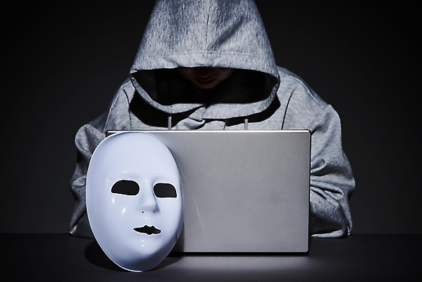 포토 JPG 스튜디오촬영 여자 인터넷 비즈니스 실내 가면 한명 상반신 20대 앞모습 금융 노트북 전자제품 컴퓨터 한국인 정보 암호 사이버 온라인 해킹 해커 불법 사이버범죄 정보보호 국내포토 1 뷰포인트 사람 동양인 청년 내부 경제 범죄 보호 파일형식