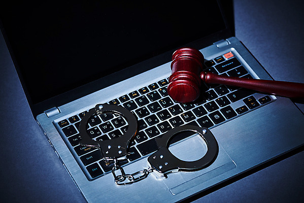 포토 JPG 스튜디오촬영 인터넷 비즈니스 실내 사람없음 금융 노트북 전자제품 컴퓨터 정보 암호 수갑 사이버 의사봉 온라인 해킹 불법 사이버범죄 정보보호 국내포토 내부 경제 범죄 보호 파일형식