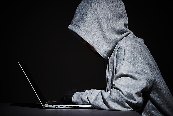 포토 JPG 스튜디오촬영 여자 인터넷 비즈니스 실내 한명 상반신 20대 옆모습 금융 노트북 전자제품 컴퓨터 한국인 정보 암호 사이버 온라인 해킹 해커 불법 사이버범죄 정보보호 국내포토 1 뷰포인트 사람 동양인 청년 내부 경제 범죄 보호 파일형식