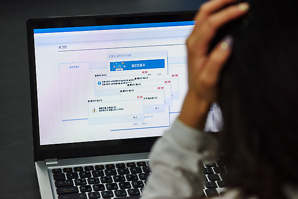 포토 JPG 스튜디오촬영 여자 인터넷 실내 한명 상반신 20대 뒷모습 금융 노트북 전자제품 컴퓨터 한국인 정보 짜증 암호 보호 개인정보 제도 폐지 공인인증서 국내포토 1 감정 뷰포인트 컨셉 사람 동양인 청년 내부 경제 파일형식