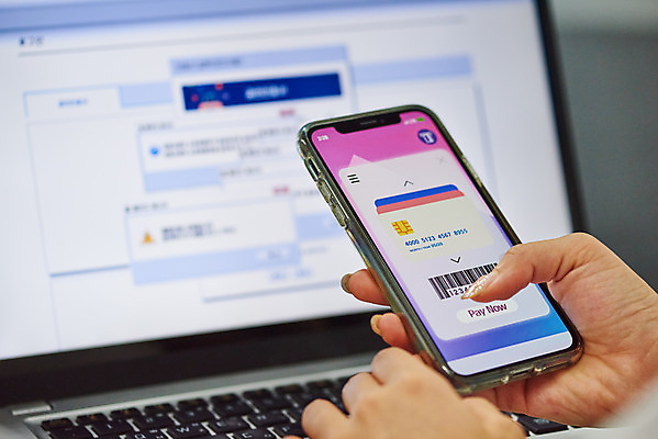 포토 JPG 스튜디오촬영 손 여자 인터넷 모바일 실내 한명 근접촬영 20대 신체부위 금융 전자제품 스마트폰 컴퓨터 한국인 정보 암호 보호 개인정보 제도 폐지 스마트페이 국내포토 1 뷰포인트 컨셉 사람 동양인 청년 내부 경제 핸드폰 스마트기기 스마트 결제 파일형식