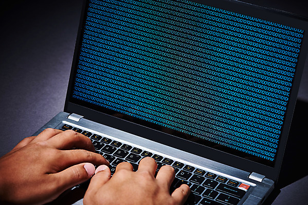 포토 JPG 스튜디오촬영 손 여자 인터넷 비즈니스 실내 한명 20대 신체부위 금융 노트북 전자제품 컴퓨터 한국인 정보 암호 사이버 온라인 해킹 해커 불법 사이버범죄 정보보호 국내포토 1 사람 동양인 청년 내부 경제 범죄 보호 파일형식