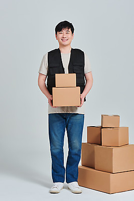 포토 JPG 스튜디오촬영 전신 직업 남자 회색배경 실내 한명 서기 들기 앞모습 30대 상자 한국인 택배기사 배송 서비스 택배 성인남자한명만 비대면서비스 국내포토 1 뷰포인트 백그라운드 모션 사람 동양인 내부 장년 회색 운송업 배달원 남자한명만 성인남자만 파일형식 언택트