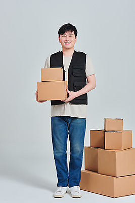 포토 JPG 스튜디오촬영 전신 직업 남자 회색배경 실내 한명 서기 들기 앞모습 30대 상자 한국인 택배기사 배송 서비스 택배 성인남자한명만 비대면서비스 국내포토 1 뷰포인트 백그라운드 모션 사람 동양인 내부 장년 회색 운송업 배달원 남자한명만 성인남자만 파일형식 언택트