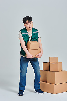 포토 JPG 스튜디오촬영 전신 직업 남자 회색배경 실내 한명 서기 들기 앞모습 30대 상자 한국인 작업 택배기사 배송 서비스 택배 힘듦 성인남자한명만 갑질 비대면서비스 국내포토 1 뷰포인트 백그라운드 컨셉 모션 사람 동양인 내부 장년 회색 운송업 배달원 남자한명만 성인남자만 파일형식 언택트