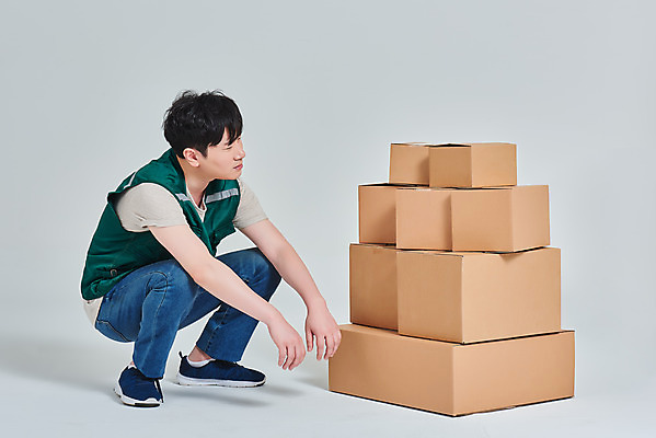 포토 JPG 스튜디오촬영 전신 직업 남자 회색배경 실내 한명 앉기 옆모습 30대 상자 한국인 작업 택배기사 배송 서비스 택배 힘듦 성인남자한명만 갑질 비대면서비스 국내포토 1 뷰포인트 백그라운드 컨셉 모션 사람 동양인 내부 장년 회색 운송업 배달원 남자한명만 성인남자만 파일형식 언택트