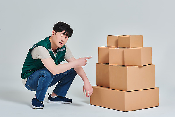 포토 JPG 스튜디오촬영 전신 직업 남자 회색배경 실내 한명 앉기 옆모습 30대 상자 한국인 작업 택배기사 배송 서비스 택배 힘듦 성인남자한명만 갑질 비대면서비스 국내포토 1 뷰포인트 백그라운드 컨셉 모션 사람 동양인 내부 장년 회색 운송업 배달원 남자한명만 성인남자만 파일형식 언택트