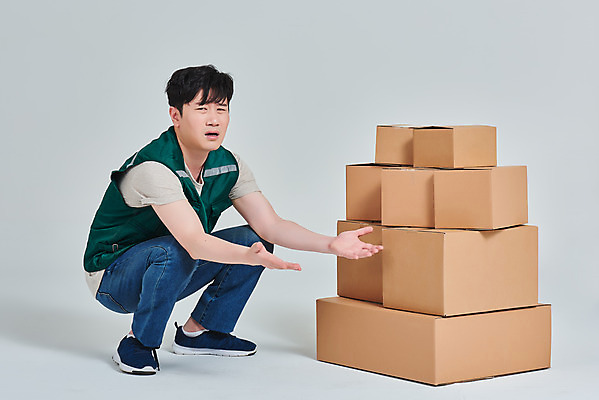 포토 JPG 스튜디오촬영 전신 직업 남자 회색배경 실내 한명 앉기 옆모습 30대 상자 한국인 작업 택배기사 배송 서비스 택배 힘듦 성인남자한명만 갑질 비대면서비스 국내포토 1 뷰포인트 백그라운드 컨셉 모션 사람 동양인 내부 장년 회색 운송업 배달원 남자한명만 성인남자만 파일형식 언택트