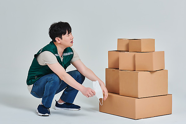 포토 JPG 스튜디오촬영 전신 직업 남자 회색배경 실내 한명 앉기 옆모습 30대 상자 한국인 작업 택배기사 배송 서비스 택배 힘듦 성인남자한명만 갑질 비대면서비스 국내포토 1 뷰포인트 백그라운드 컨셉 모션 사람 동양인 내부 장년 회색 운송업 배달원 남자한명만 성인남자만 파일형식 언택트