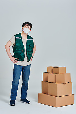 포토 JPG 스튜디오촬영 전신 직업 남자 회색배경 실내 마스크 한명 서기 앞모습 30대 상자 한국인 작업 바이러스 택배기사 배송 서비스 택배 힘듦 성인남자한명만 갑질 비대면서비스 국내포토 1 뷰포인트 백그라운드 컨셉 모션 사람 동양인 내부 장년 회색 운송업 배달원 남자한명만 성인남자만 파일형식 언택트