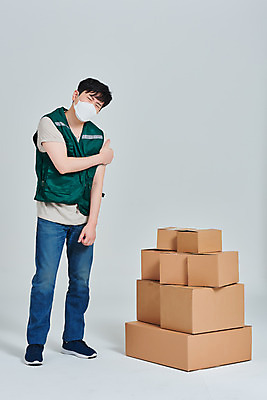 포토 JPG 스튜디오촬영 전신 직업 남자 회색배경 실내 마스크 한명 서기 앞모습 30대 상자 한국인 작업 바이러스 택배기사 배송 서비스 택배 힘듦 성인남자한명만 갑질 비대면서비스 국내포토 1 뷰포인트 백그라운드 컨셉 모션 사람 동양인 내부 장년 회색 운송업 배달원 남자한명만 성인남자만 파일형식 언택트