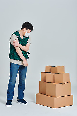 포토 JPG 스튜디오촬영 전신 직업 남자 회색배경 실내 마스크 한명 서기 앞모습 30대 상자 한국인 작업 바이러스 택배기사 배송 서비스 택배 힘듦 성인남자한명만 갑질 비대면서비스 국내포토 1 뷰포인트 백그라운드 컨셉 모션 사람 동양인 내부 장년 회색 운송업 배달원 남자한명만 성인남자만 파일형식 언택트