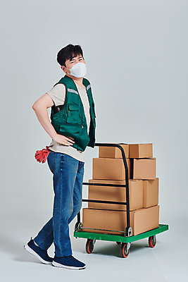 포토 JPG 스튜디오촬영 전신 직업 남자 허리손 회색배경 실내 마스크 한명 서기 옆모습 30대 상자 수레 한국인 짜증 작업 바이러스 택배기사 배송 서비스 택배 힘듦 성인남자한명만 갑질 비대면서비스 국내포토 1 감정 뷰포인트 포즈 백그라운드 컨셉 모션 사람 동양인 내부 장년 카트 회색 운송업 배달원 남자한명만 성인남자만 파일형식 언택트