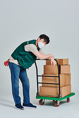 포토 JPG 스튜디오촬영 전신 직업 남자 회색배경 실내 마스크 한명 서기 옆모습 30대 상자 수레 한국인 작업 바이러스 택배기사 배송 서비스 택배 힘듦 성인남자한명만 갑질 비대면서비스 국내포토 1 뷰포인트 백그라운드 컨셉 모션 사람 동양인 내부 장년 카트 회색 운송업 배달원 남자한명만 성인남자만 파일형식 언택트