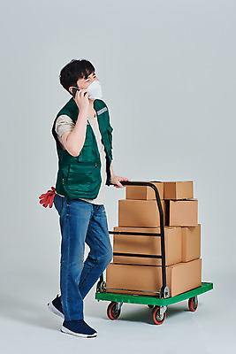 포토 JPG 스튜디오촬영 전신 직업 남자 회색배경 실내 마스크 한명 서기 들기 옆모습 30대 스마트폰 상자 수레 한국인 작업 바이러스 택배기사 배송 서비스 택배 통화 힘듦 성인남자한명만 갑질 비대면서비스 국내포토 1 뷰포인트 백그라운드 컨셉 모션 사람 동양인 내부 장년 핸드폰 스마트기기 카트 회색 운송업 배달원 남자한명만 성인남자만 파일형식 언택트