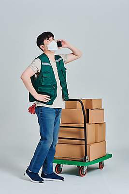 포토 JPG 스튜디오촬영 전신 직업 남자 회색배경 실내 마스크 한명 서기 들기 옆모습 30대 스마트폰 상자 수레 한국인 작업 바이러스 택배기사 배송 서비스 택배 통화 힘듦 성인남자한명만 갑질 비대면서비스 국내포토 1 뷰포인트 백그라운드 컨셉 모션 사람 동양인 내부 장년 핸드폰 스마트기기 카트 회색 운송업 배달원 남자한명만 성인남자만 파일형식 언택트