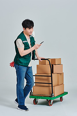포토 JPG 스튜디오촬영 전신 직업 응시 남자 회색배경 실내 마스크 한명 서기 들기 옆모습 30대 스마트폰 상자 수레 한국인 짜증 작업 바이러스 택배기사 배송 서비스 택배 힘듦 성인남자한명만 갑질 비대면서비스 노마스크 국내포토 1 시선 감정 뷰포인트 백그라운드 컨셉 모션 사람 동양인 내부 장년 핸드폰 스마트기기 카트 회색 운송업 배달원 사회이슈 남자한명만 성인남자만 파일형식 언택트
