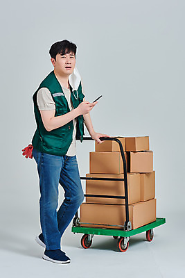 포토 JPG 스튜디오촬영 전신 직업 남자 회색배경 실내 마스크 한명 서기 들기 옆모습 30대 스마트폰 상자 수레 한국인 짜증 작업 바이러스 택배기사 배송 서비스 택배 힘듦 성인남자한명만 갑질 비대면서비스 노마스크 국내포토 1 감정 뷰포인트 백그라운드 컨셉 모션 사람 동양인 내부 장년 핸드폰 스마트기기 카트 회색 운송업 배달원 사회이슈 남자한명만 성인남자만 파일형식 언택트